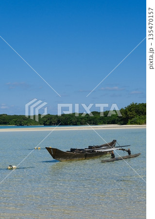 サバニ船と川平湾 135470157