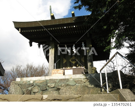 筑波山の男体山山頂にある筑波山神社の御本殿(男体山御本殿) 筑波山の男体山山頂にある筑波山神社の御本殿(男体山御本殿) 135470261