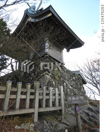 筑波山の男体山山頂(男体山御本殿・山頂標識) 筑波山の男体山山頂(男体山御本殿・山頂標識) 135470263
