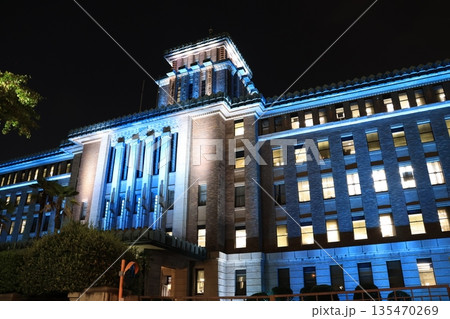 青白くライトアップされた神奈川県庁ビル　夜景 135470269