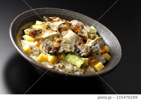牡蠣入りちらし寿司を黒背景で撮影 135470299