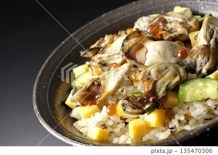 牡蠣入りちらし寿司を黒背景で撮影 牡蠣入りちらし寿司を黒背景で撮影 135470306