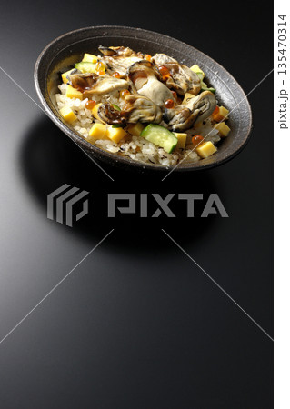 牡蠣入りちらし寿司を黒背景で撮影 135470314