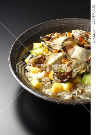 牡蠣入りちらし寿司を黒背景で撮影 135470319