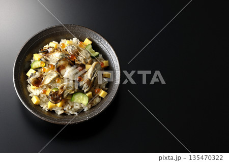 牡蠣入りちらし寿司を黒背景で撮影 135470322