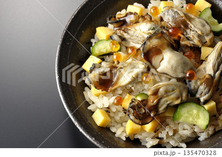 牡蠣入りちらし寿司を黒背景で撮影 牡蠣入りちらし寿司を黒背景で撮影 135470328