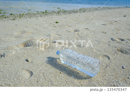 海岸に漂着した貝がついたペットボトル 海岸に漂着した貝がついたペットボトル 135470347