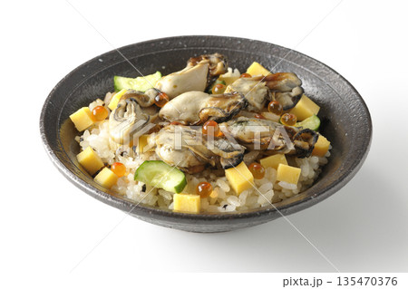 牡蠣入りちらし寿司を白背景で撮影 135470376