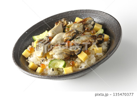 牡蠣入りちらし寿司を白背景で撮影 牡蠣入りちらし寿司を白背景で撮影 135470377