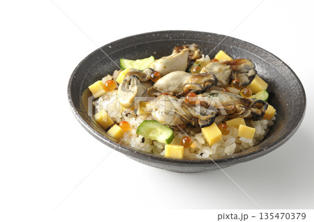 牡蠣入りちらし寿司を白背景で撮影 牡蠣入りちらし寿司を白背景で撮影 135470379