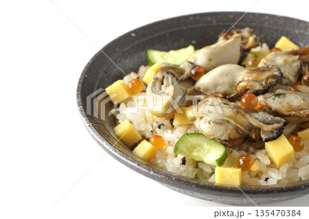 牡蠣入りちらし寿司を白背景で撮影 牡蠣入りちらし寿司を白背景で撮影 135470384