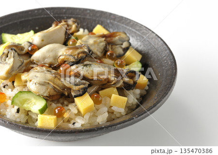 牡蠣入りちらし寿司を白背景で撮影 牡蠣入りちらし寿司を白背景で撮影 135470386