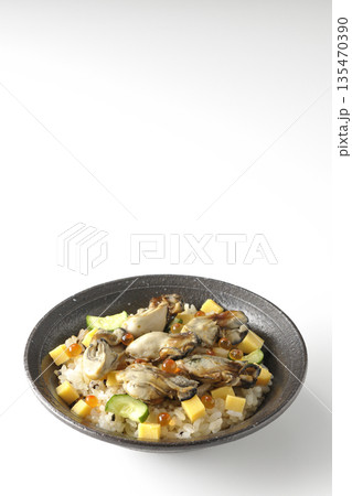 牡蠣入りちらし寿司を白背景で撮影 135470390