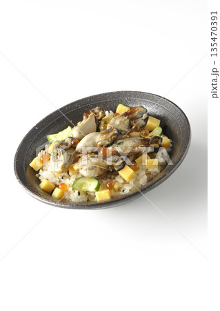 牡蠣入りちらし寿司を白背景で撮影 牡蠣入りちらし寿司を白背景で撮影 135470391