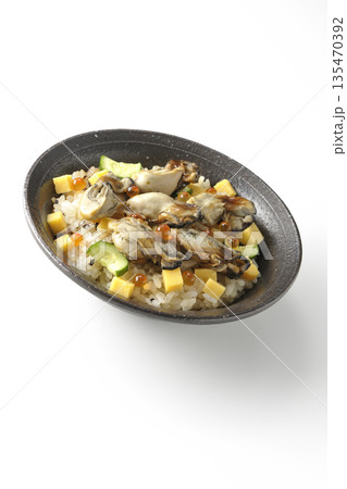 牡蠣入りちらし寿司を白背景で撮影 牡蠣入りちらし寿司を白背景で撮影 135470392