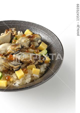 牡蠣入りちらし寿司を白背景で撮影 牡蠣入りちらし寿司を白背景で撮影 135470399