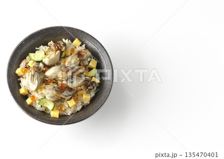 牡蠣入りちらし寿司を白背景で撮影 牡蠣入りちらし寿司を白背景で撮影 135470401