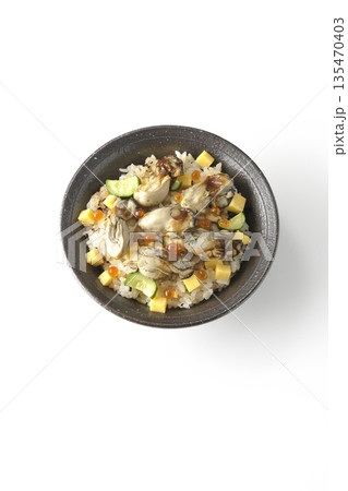牡蠣入りちらし寿司を白背景で撮影 牡蠣入りちらし寿司を白背景で撮影 135470403