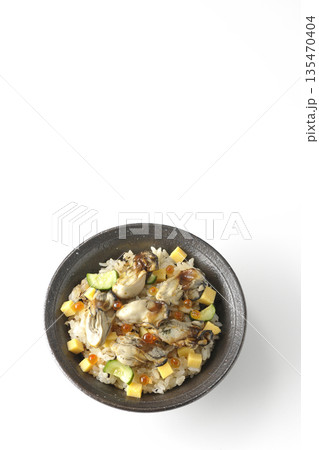 牡蠣入りちらし寿司を白背景で撮影 135470404