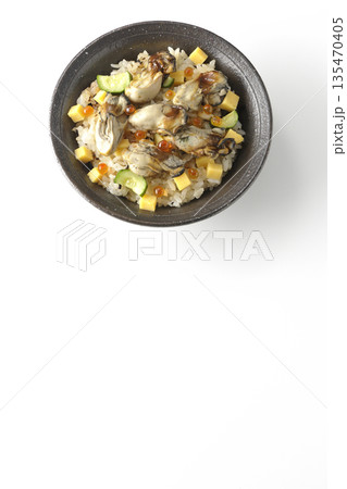 牡蠣入りちらし寿司を白背景で撮影 牡蠣入りちらし寿司を白背景で撮影 135470405