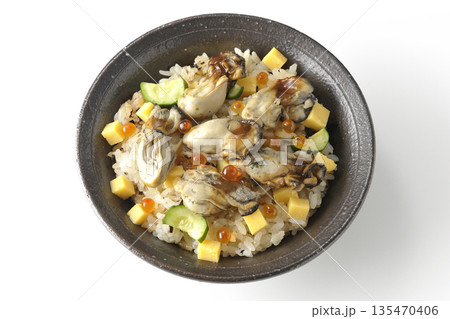 牡蠣入りちらし寿司を白背景で撮影 135470406