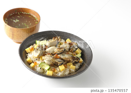 牡蠣入りちらし寿司とお吸物 135470557