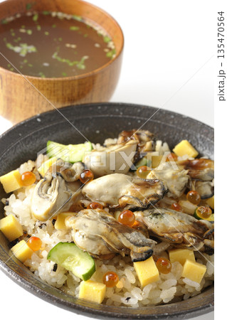 牡蠣入りちらし寿司とお吸物 135470564