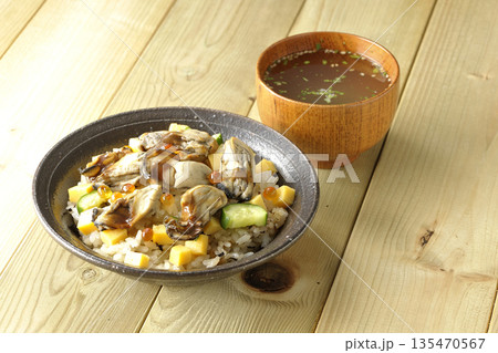 牡蠣入りちらし寿司とお吸物 135470567