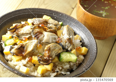 牡蠣入りちらし寿司とお吸物 135470569