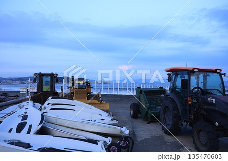 片瀬東浜海水浴場の遊泳地区を表す白い杭 夏の風物詩 片瀬東浜海水浴場の遊泳地区を表す白い杭 夏の風物詩 135470603