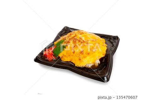 持ち帰り弁当(たっぷり中華あんの天津飯)【白背景・切り抜き】 持ち帰り弁当(たっぷり中華あんの天津飯)【白背景・切り抜き】 135470607