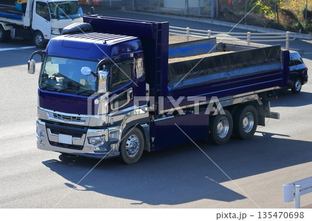 ダンプトラック　イメージ 135470698