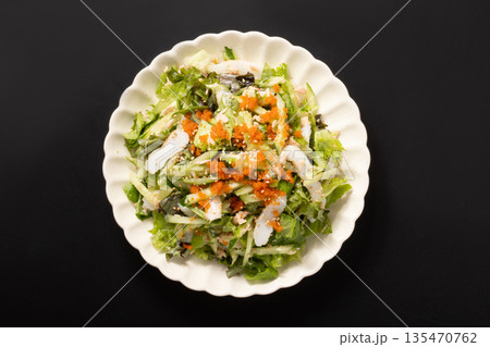 和風サラダ（ツナ　蒲鉾　とびっこ　レタス　きゅうり） 135470762