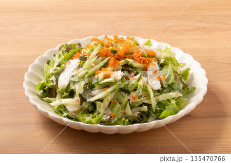 和風サラダ(ツナ 蒲鉾 とびっこ レタス きゅうり) 和風サラダ(ツナ 蒲鉾 とびっこ レタス きゅうり) 135470766