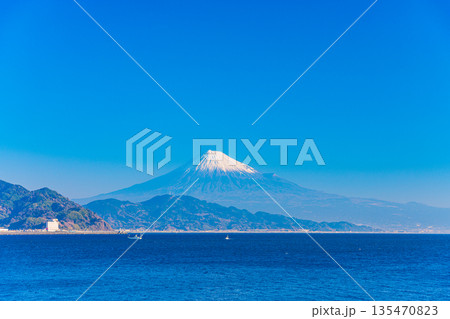 （静岡県）晴天下の清水港・行き交う船と富士山 135470823