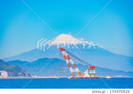 (静岡県)晴天下の清水港・行き交う船と富士山 (静岡県)晴天下の清水港・行き交う船と富士山 135470826