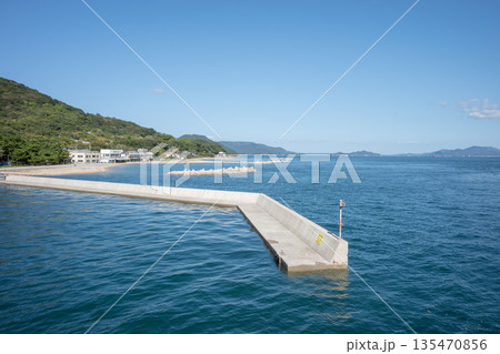 香川県高松市女木島の海 135470856
