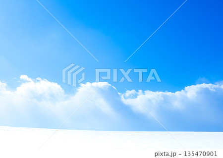 青空と雲と雪原のシンプルな風景 青空と雲と雪原のシンプルな風景 135470901