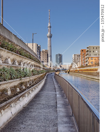 東京スカイツリーを望む北十間川の遊歩道と川面(東京都江東区・墨田区) 東京スカイツリーを望む北十間川の遊歩道と川面(東京都江東区・墨田区) 135470912