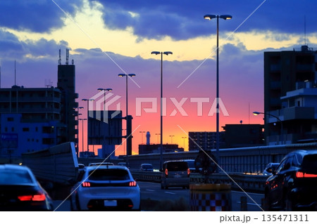 高速道路の渋滞　イメージ 135471311