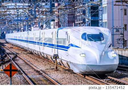 日本の横浜都市景観インバウンド続く…新横浜駅にさしかかる新幹線(N700S・先頭車両)などを望む 日本の横浜都市景観インバウンド続く…新横浜駅にさしかかる新幹線(N700S・先頭車両)などを望む 135471452