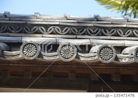 菊の瓦紋(誓願寺・倉敷美観地区/岡山県倉敷市阿知2-25-36) 菊の瓦紋(誓願寺・倉敷美観地区/岡山県倉敷市阿知2-25-36) 135471476