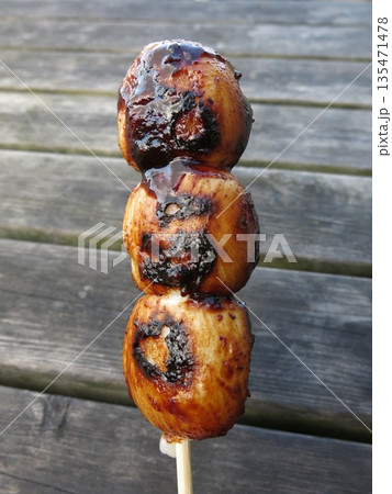 筑波山名物の幸福だんご(焼き団子) 筑波山名物の幸福だんご(焼き団子) 135471478