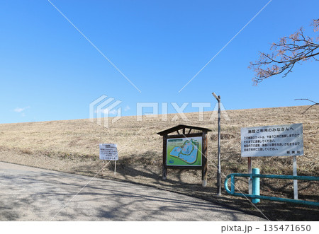 加古大池 正面入り口 冬（兵庫県 稲美町） 135471650