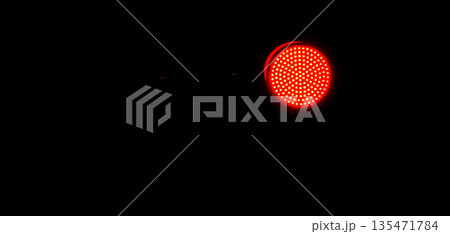 暗闇の中で光る遮断機の赤い点滅信号 135471784