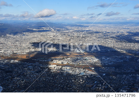 伊丹空港上空の滑走路_01 伊丹空港上空の滑走路_01 135471796