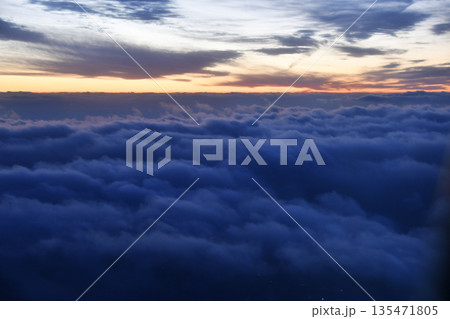 上空の夕方の空_04 上空の夕方の空_04 135471805