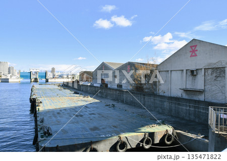 古い倉庫と台船_運搬船_02 古い倉庫と台船_運搬船_02 135471822