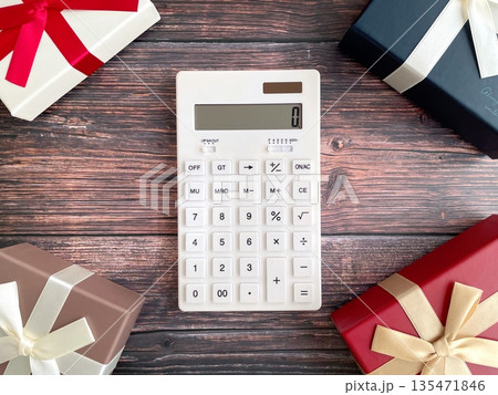 木製テーブルの上のプレゼントと電卓 135471846