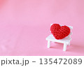 白いベンチに置いたニットのハート 135472089